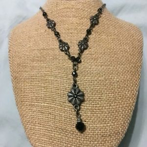 Pewter Look Daisy Faux Black Stone Y Necklace. Con